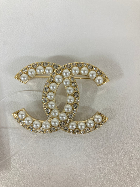 Chanel Gold Brooches A-17377