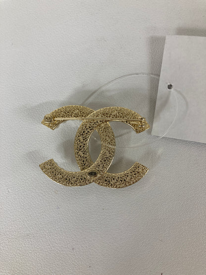 Chanel Gold Brooches A-17377