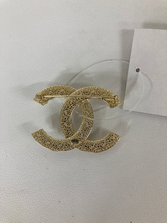 Chanel Gold Brooches A-17377
