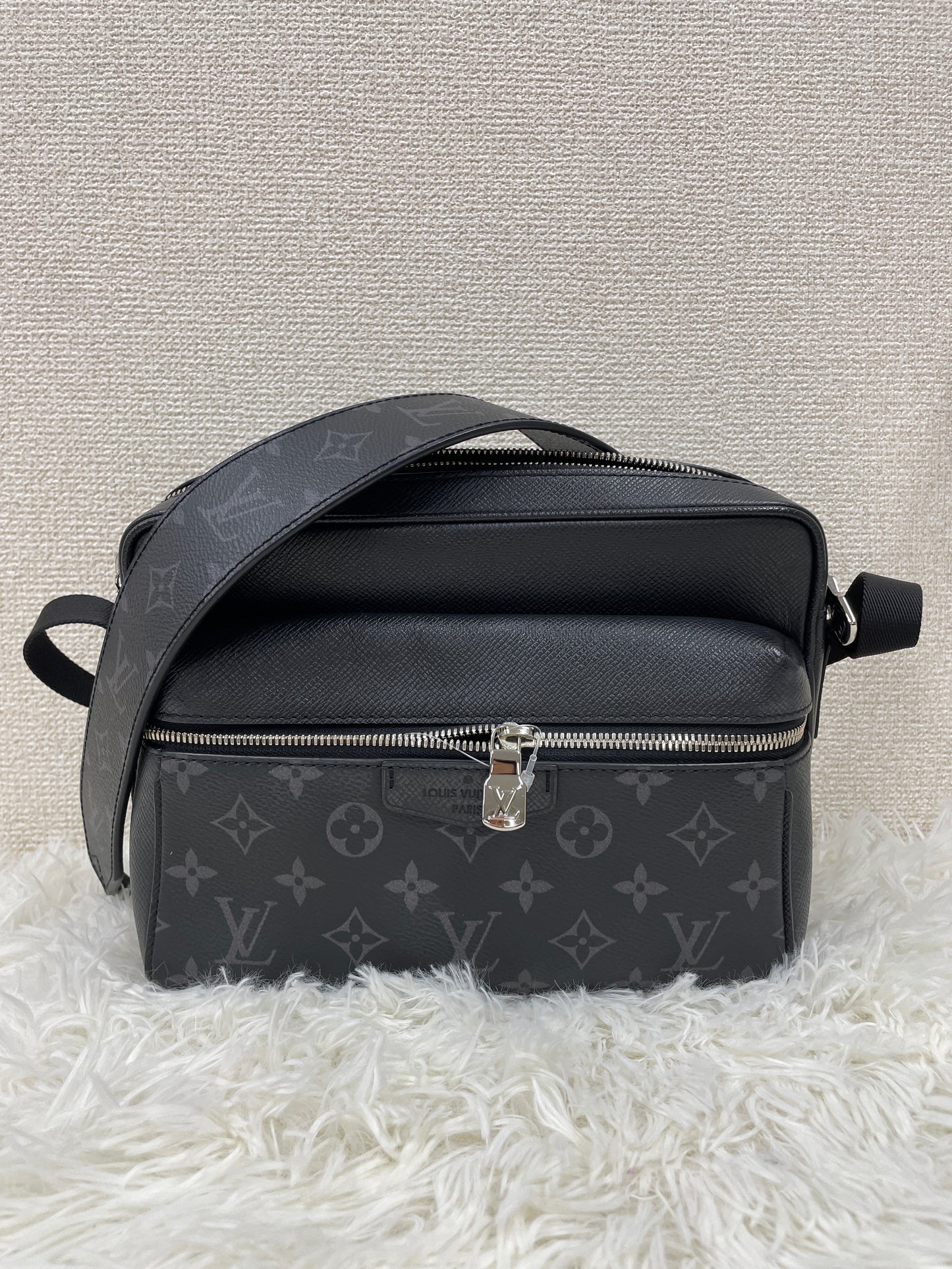 Louis Vuitton Gray Shoulder Bags A-17427