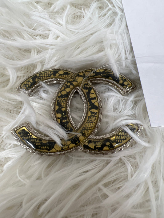 Chanel Gold Brooches A-17545