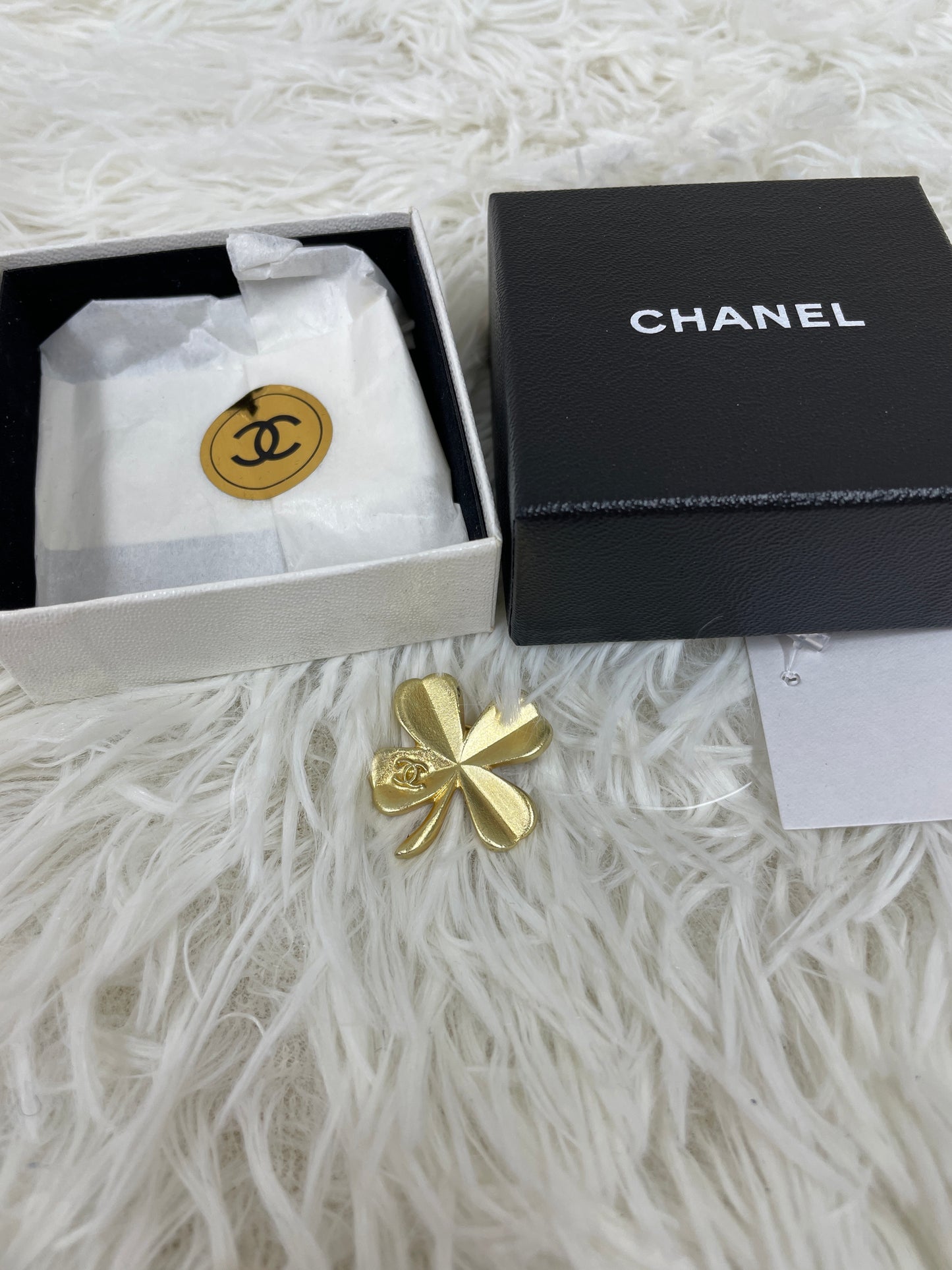 Chanel Gold Brooches A-17572