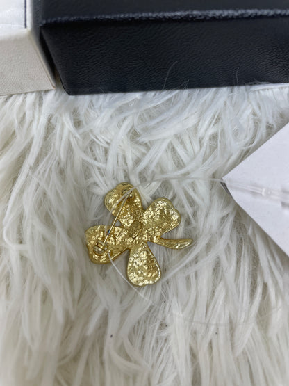 Chanel Gold Brooches A-17572