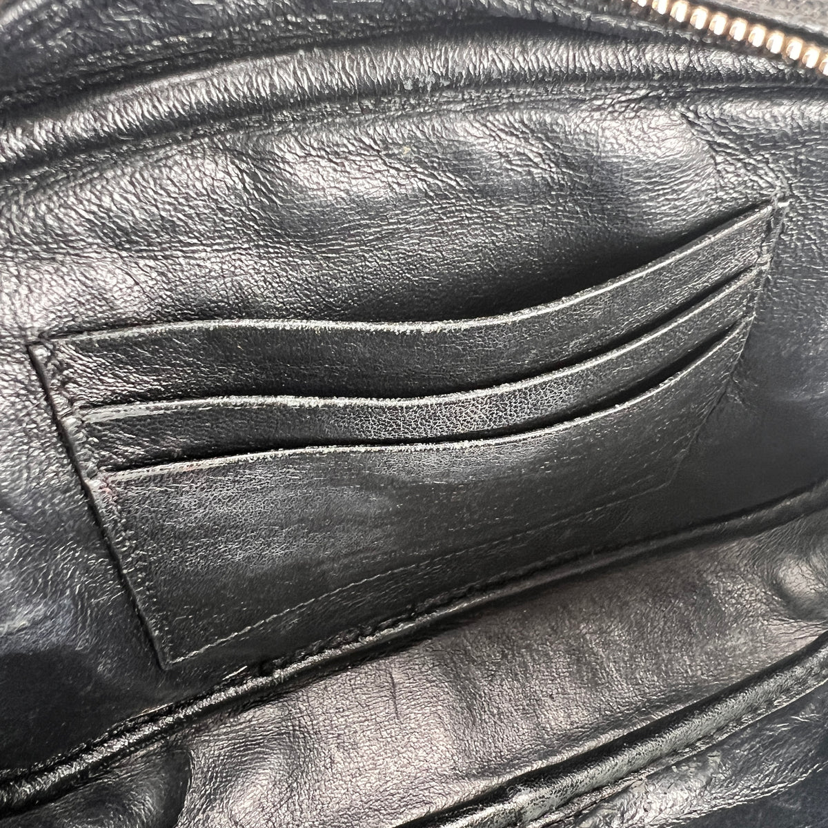 Saint Laurent Black Shoulder Bags A-17584
