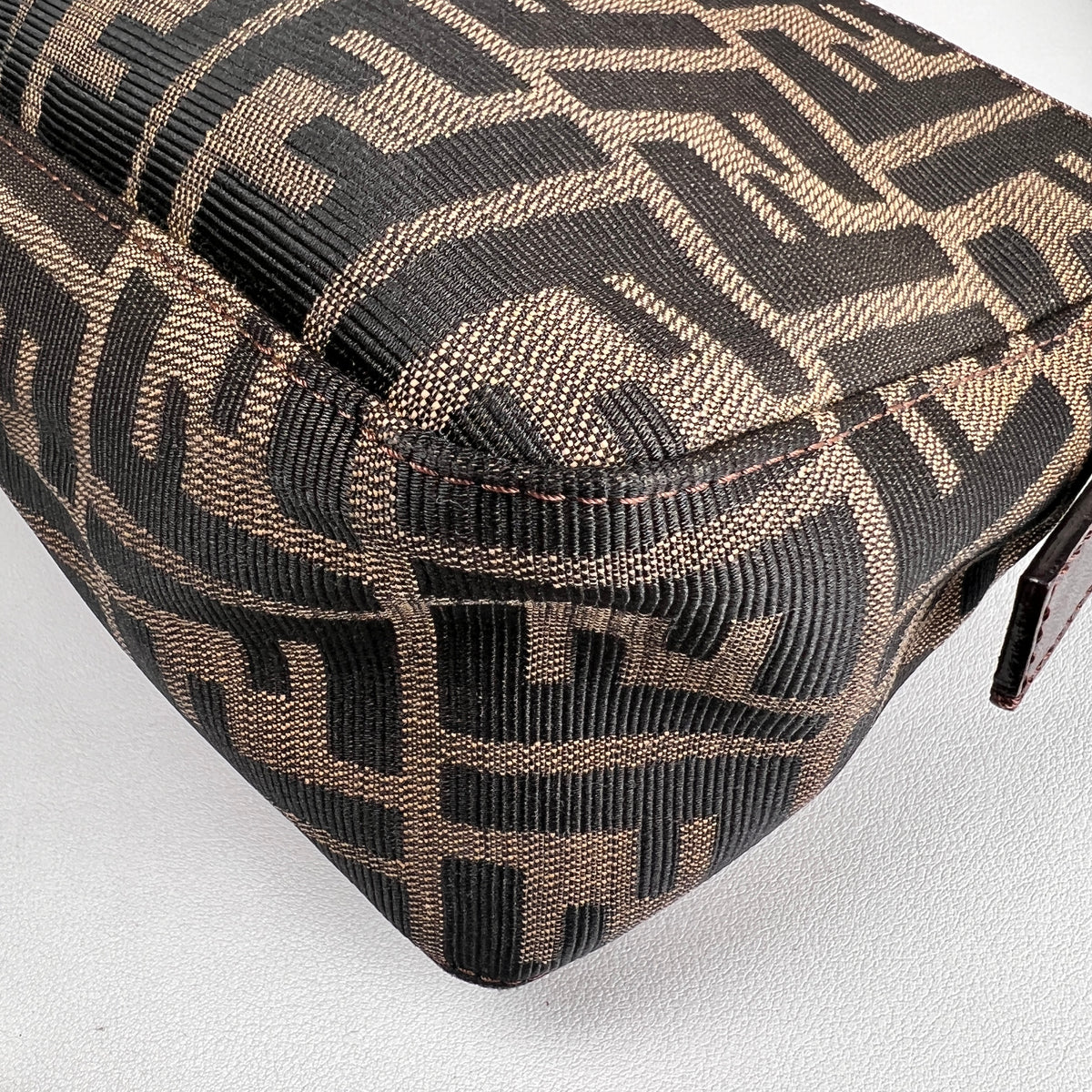 Fendi Beige Shoulder Bags A-17637