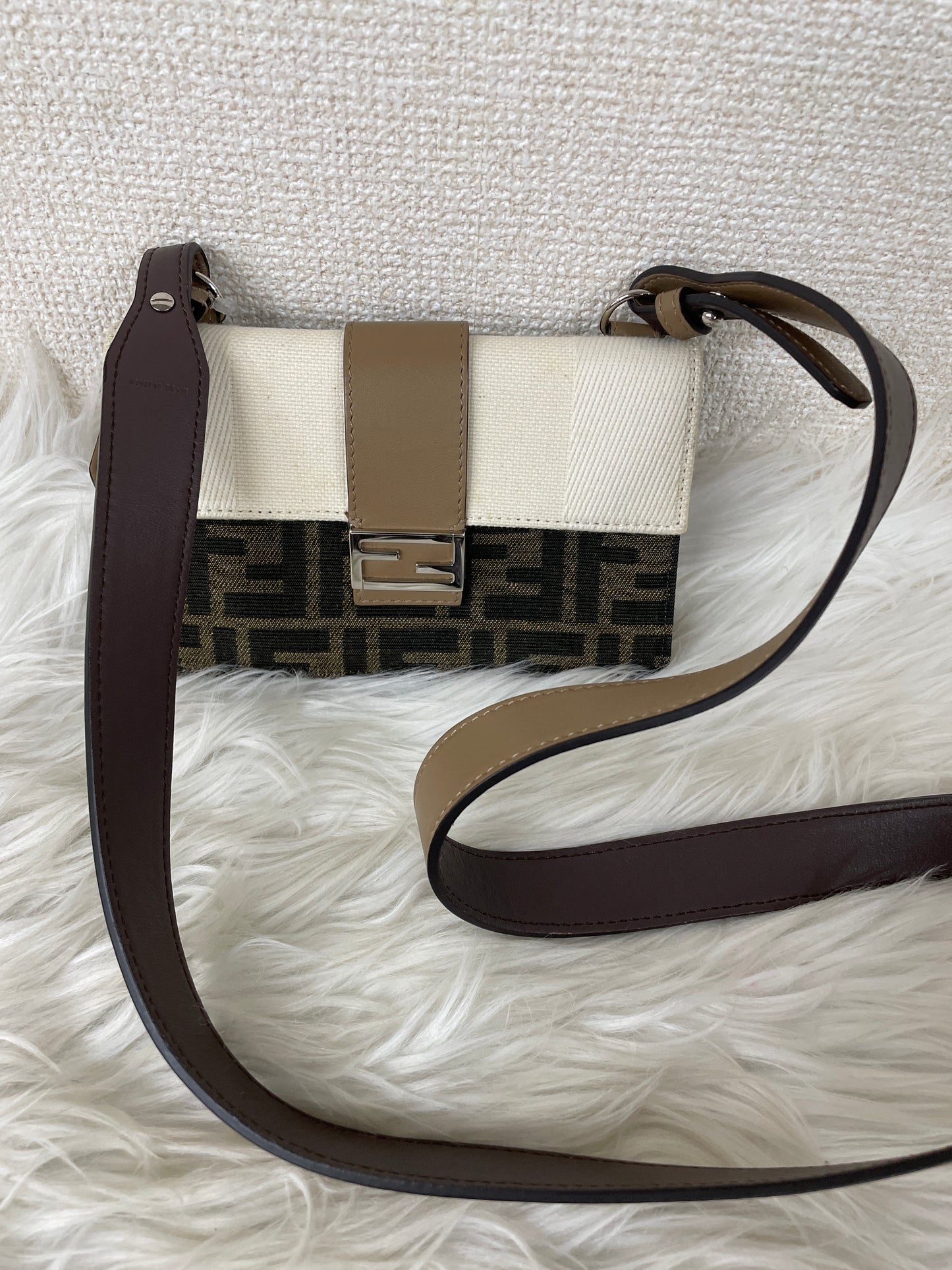 Fendi Beige Shoulder Bags A-17746