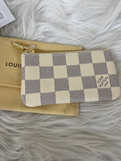 Louis Vuitton White Pouches A-17749