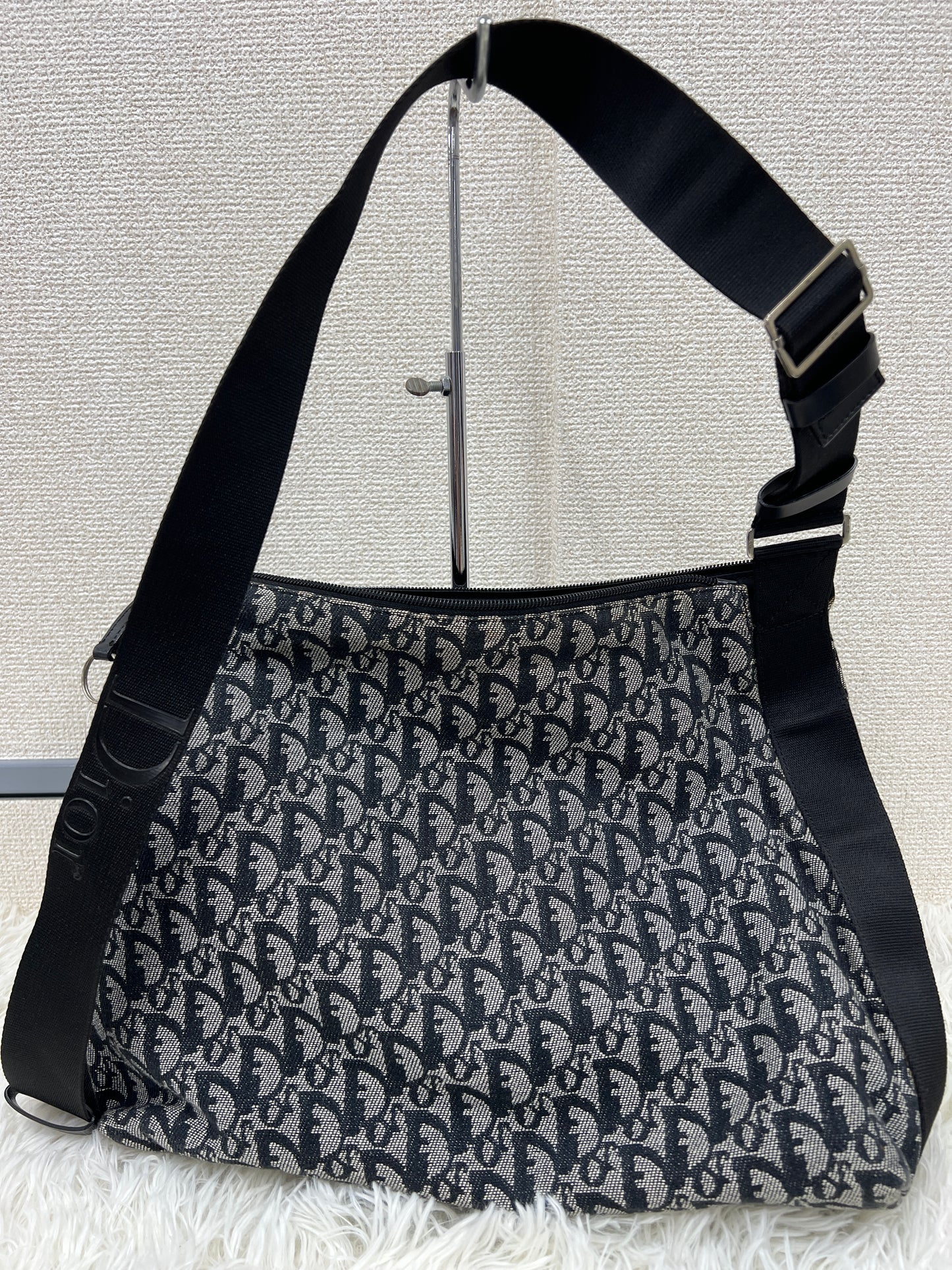 Dior Black Shoulder Bags A-17781