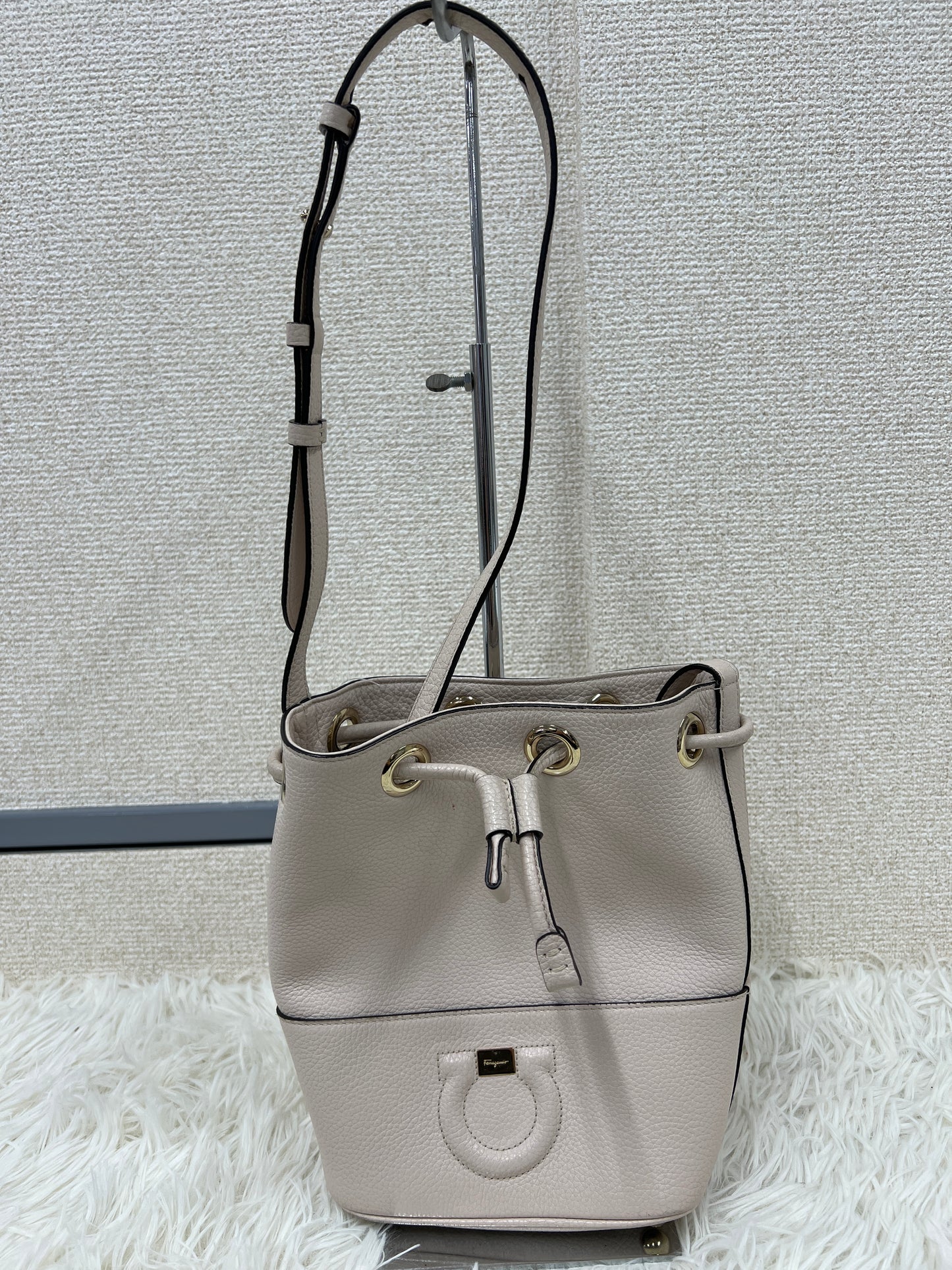 Ferragamo White Shoulder Bags A-17784