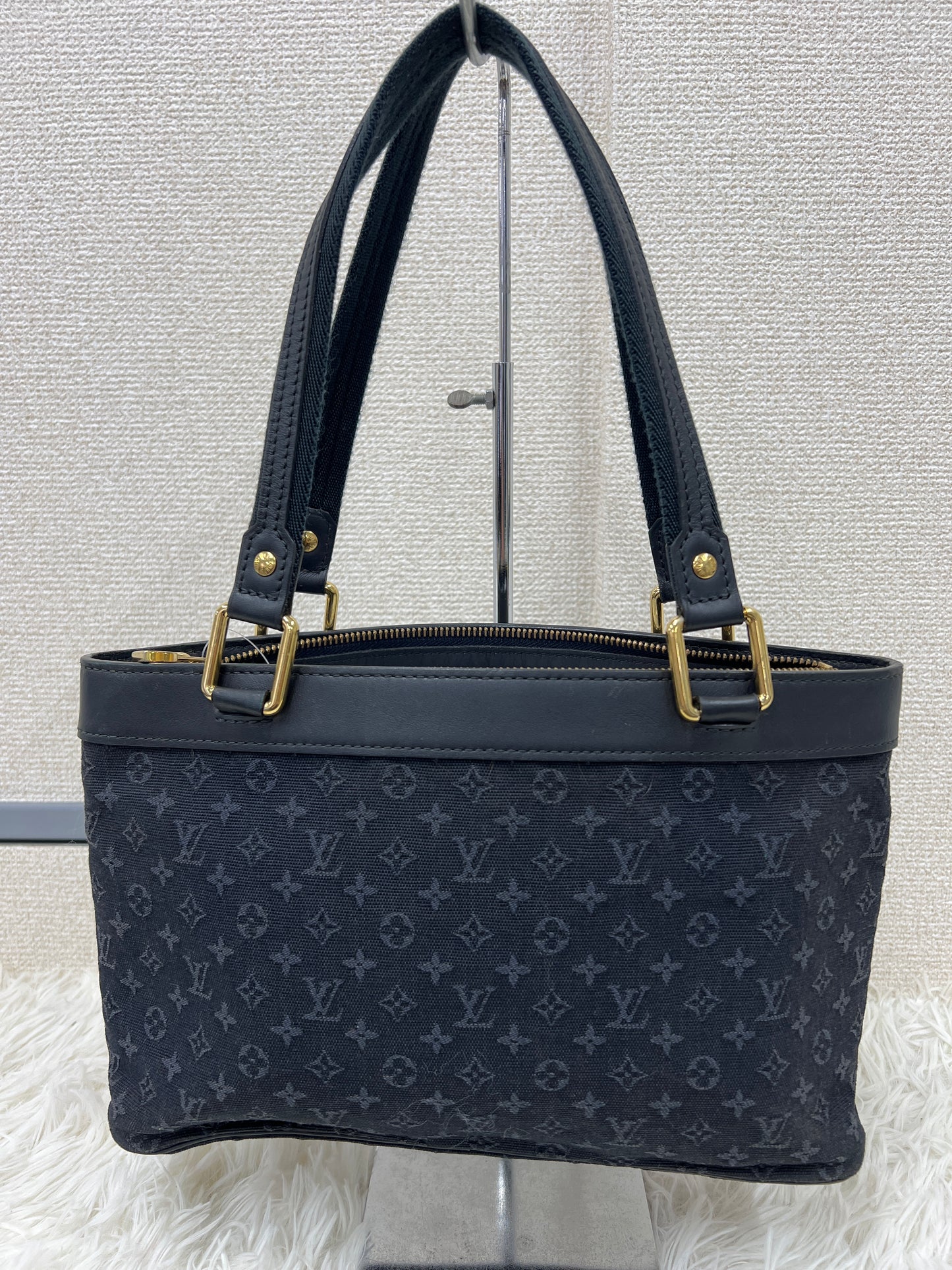 Louis Vuitton Navy Shoulder Bags A-17787
