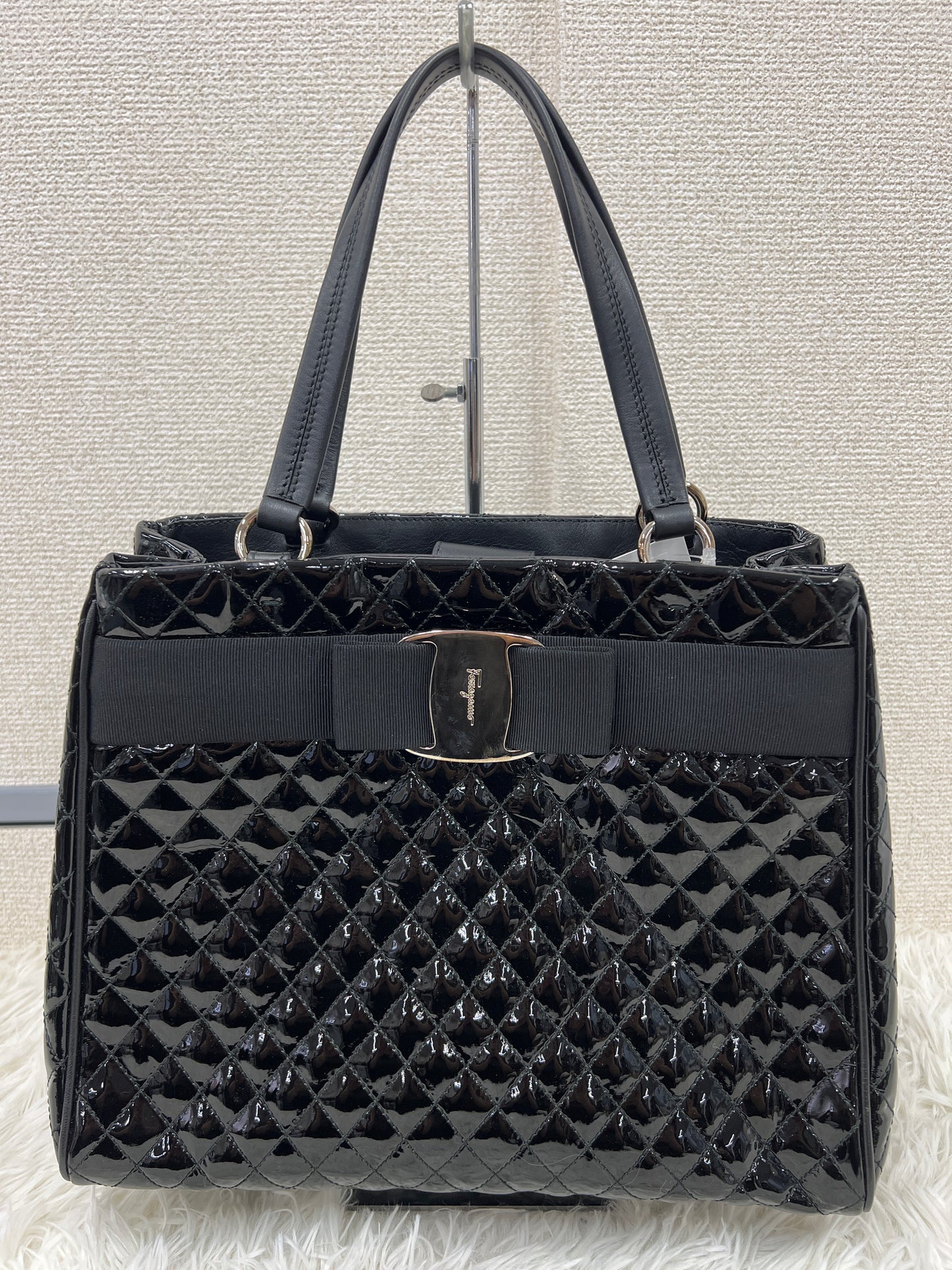 Ferragamo Black Tote Bags A-17795