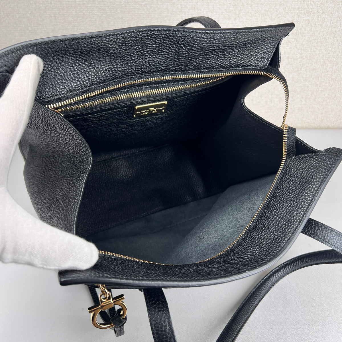 Ferragamo Black Tote Bags A-17802