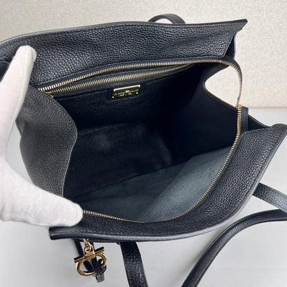 Ferragamo Black Tote Bags A-17802