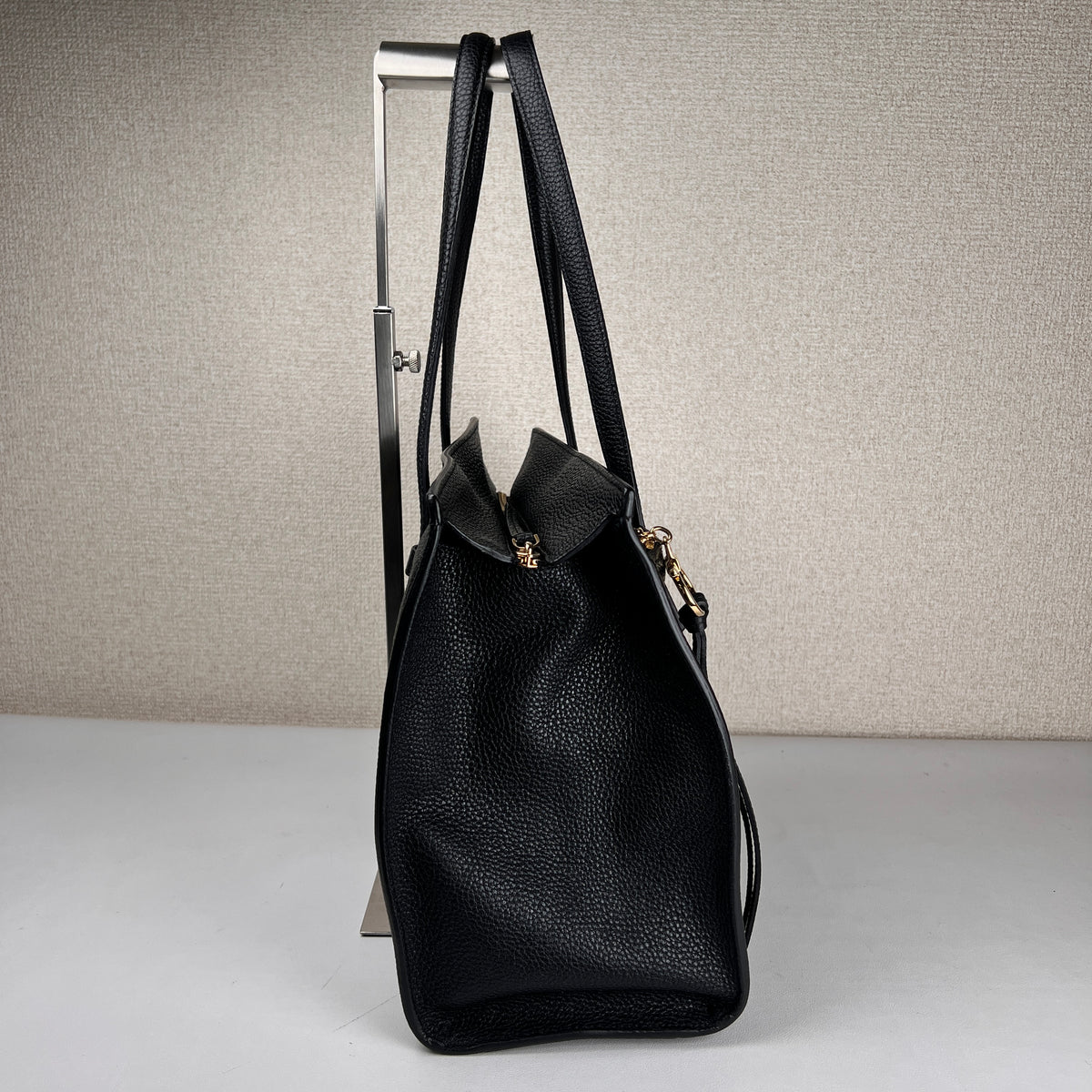 Ferragamo Black Tote Bags A-17802