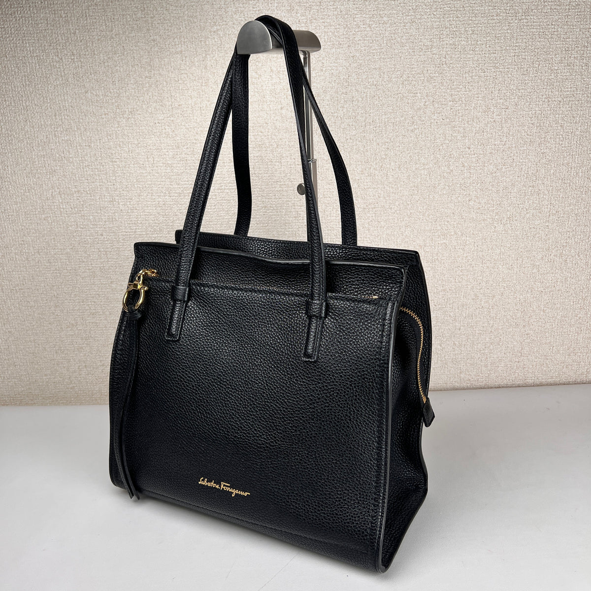 Ferragamo Black Tote Bags A-17802