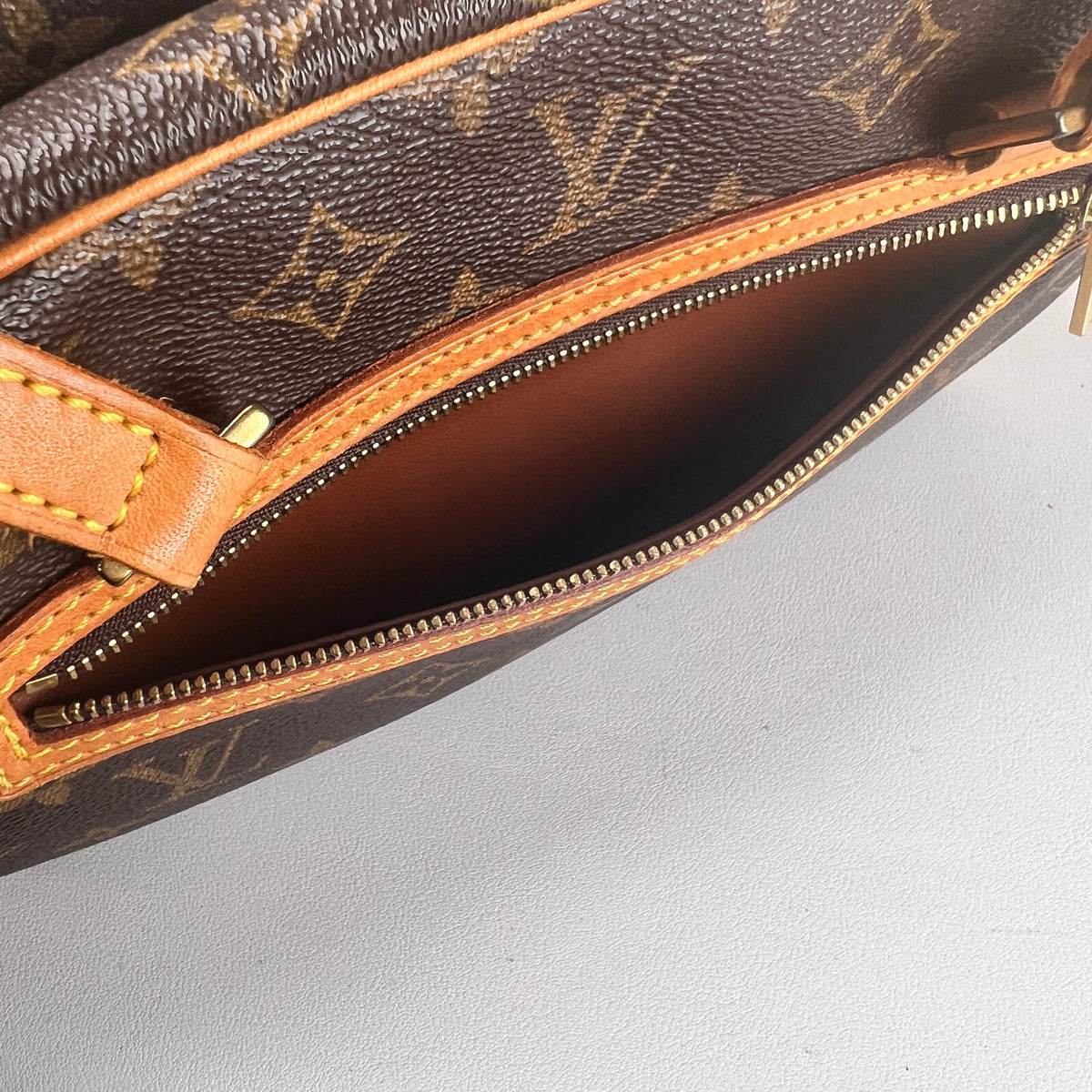 Louis Vuitton Brown Shoulder Bags A-17813