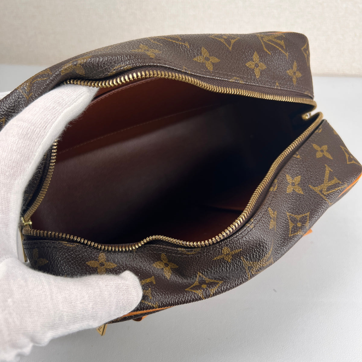 Louis Vuitton Brown Shoulder Bags A-17813