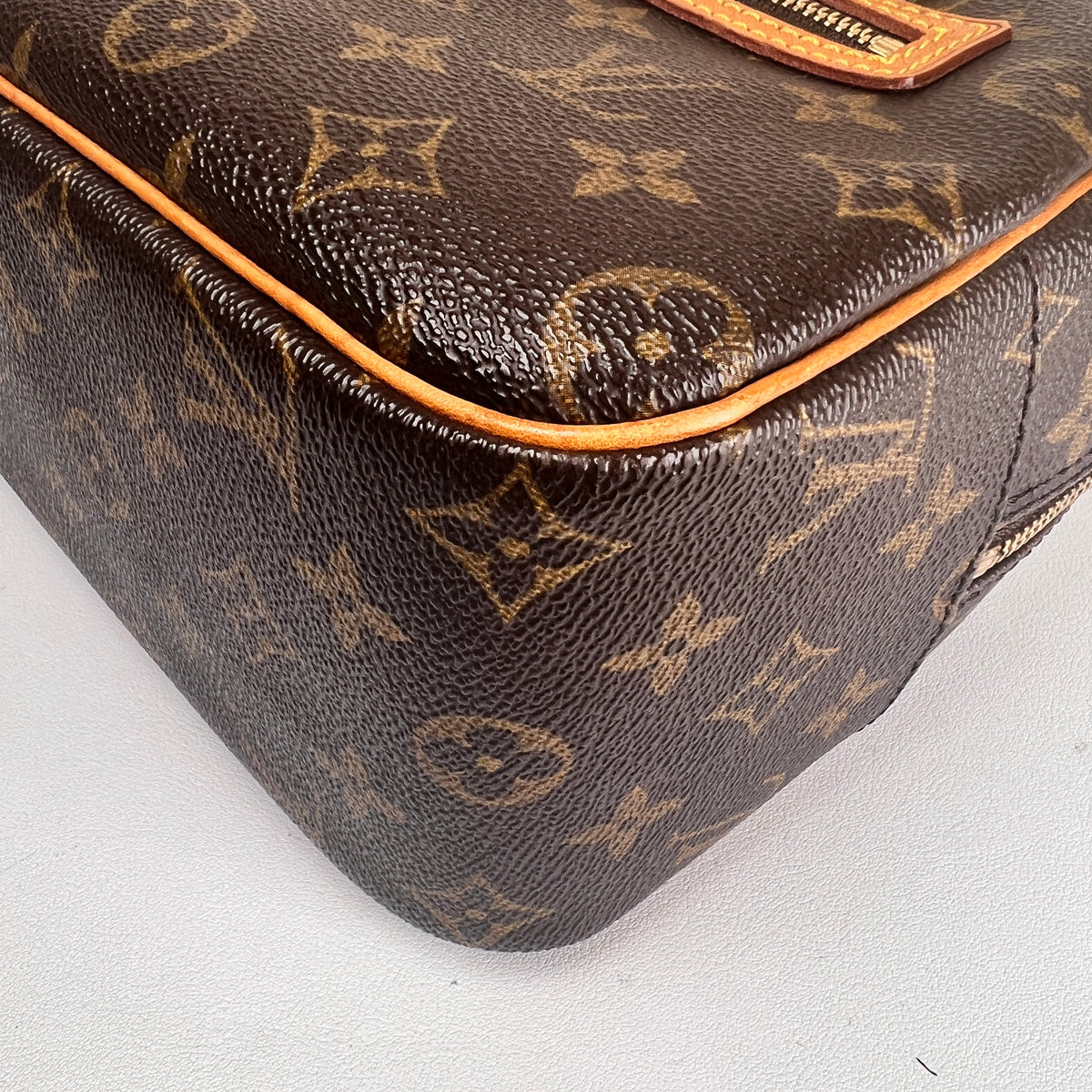 Louis Vuitton Brown Shoulder Bags A-17813