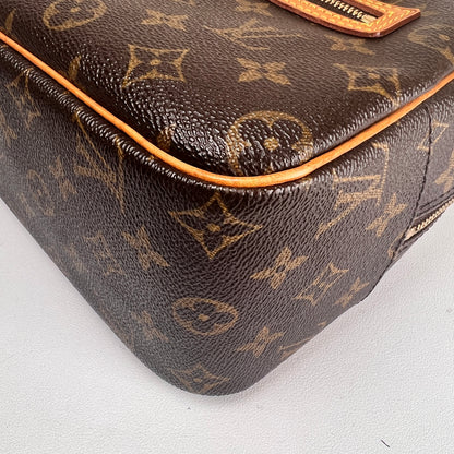 Louis Vuitton Brown Shoulder Bags A-17813