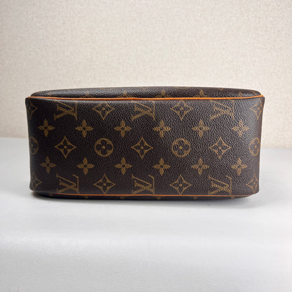 Louis Vuitton Brown Shoulder Bags A-17813