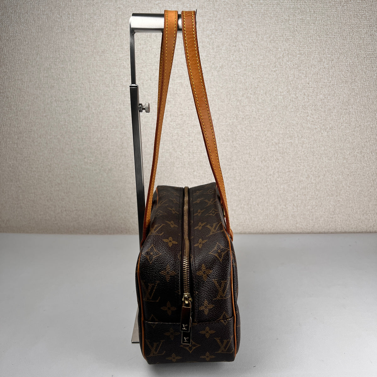 Louis Vuitton Brown Shoulder Bags A-17813