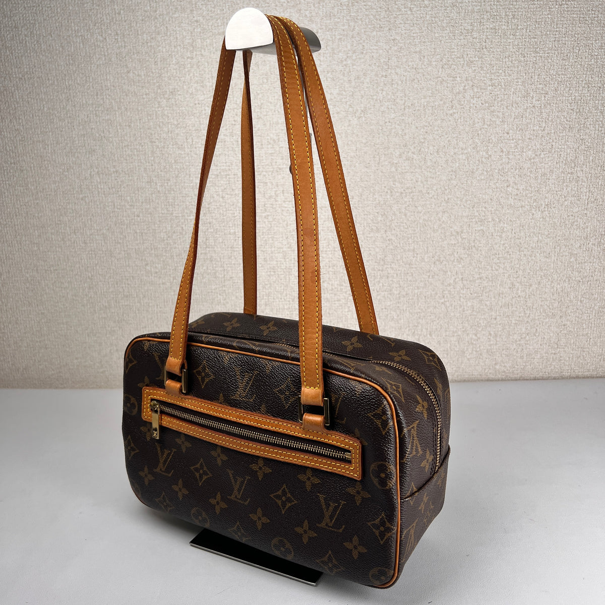 Louis Vuitton Brown Shoulder Bags A-17813