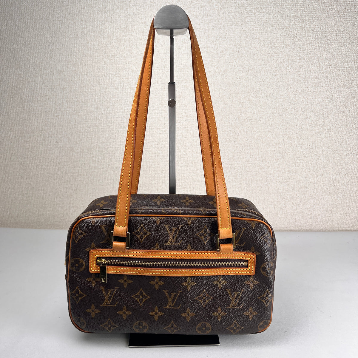 Louis Vuitton Brown Shoulder Bags A-17813