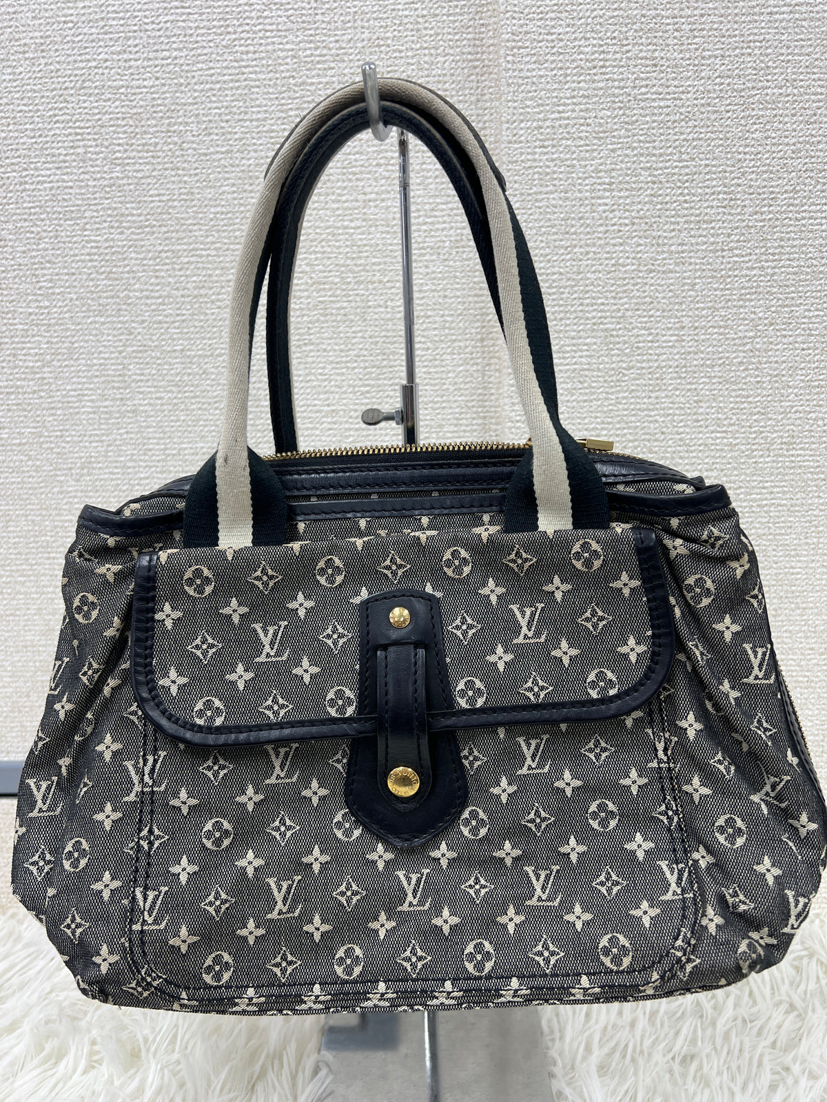 Louis Vuitton Black Handle Bags A-17825