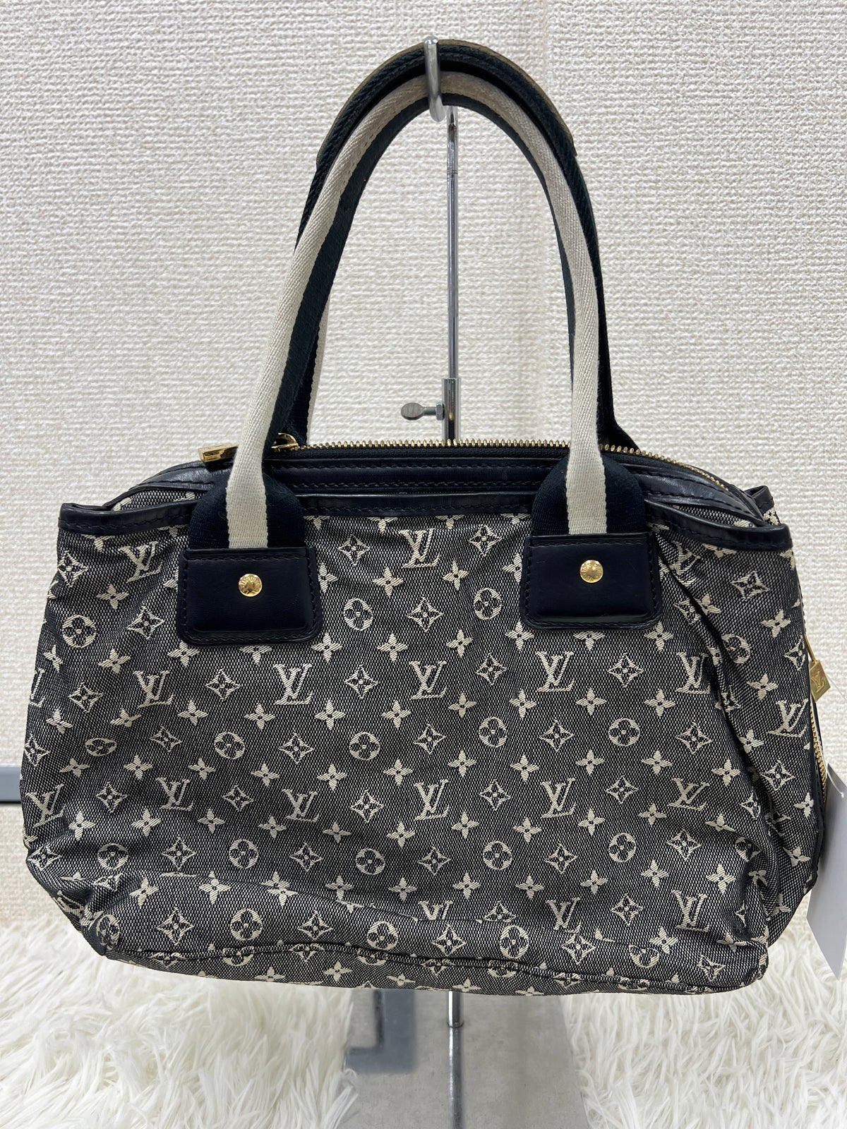 Louis Vuitton Black Handle Bags A-17825