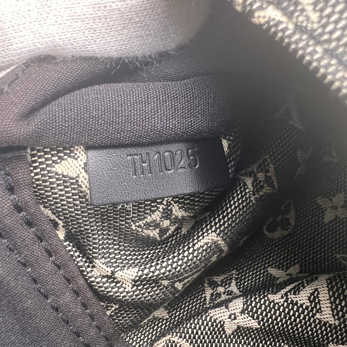 Louis Vuitton Black Handle Bags A-17825