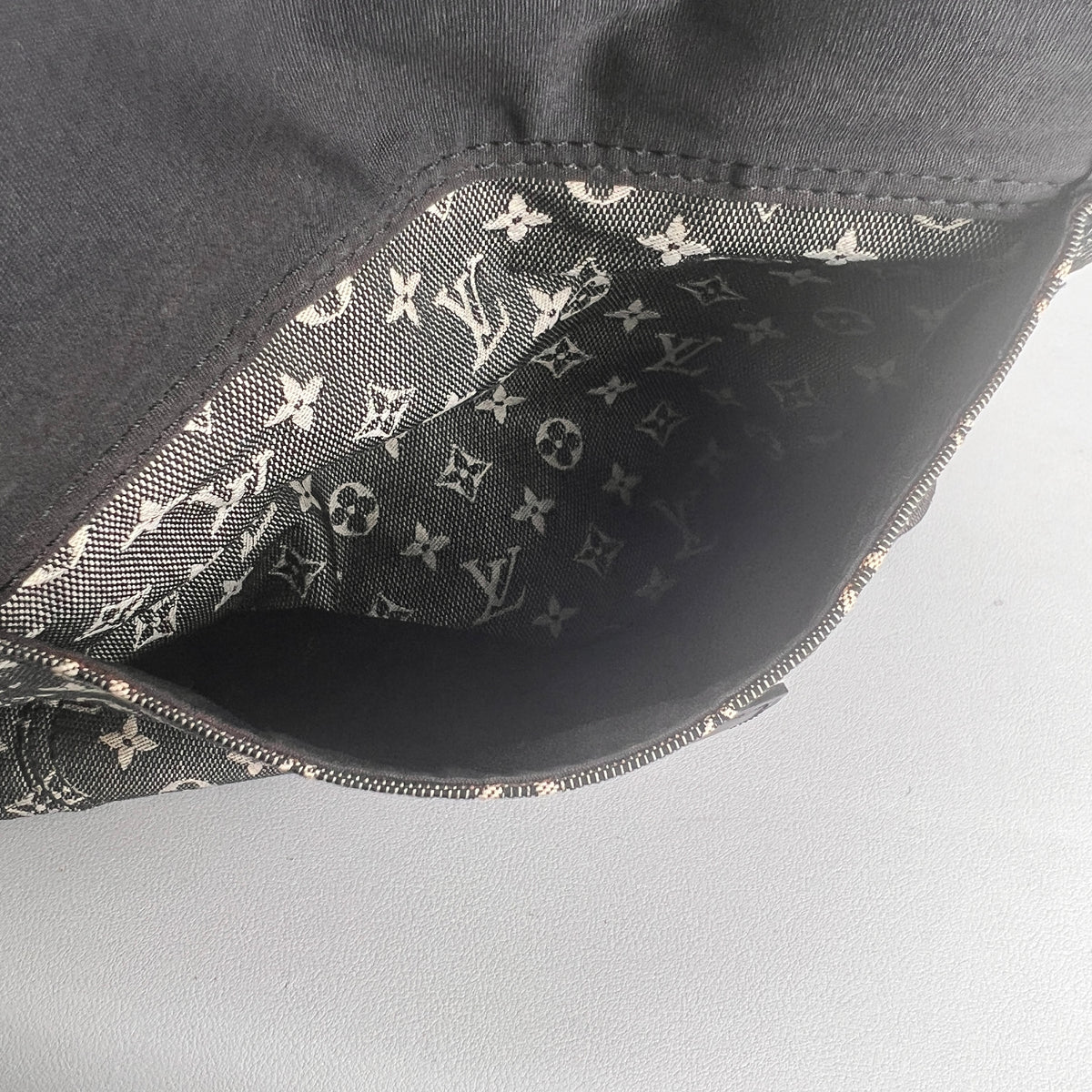 Louis Vuitton Black Handle Bags A-17825