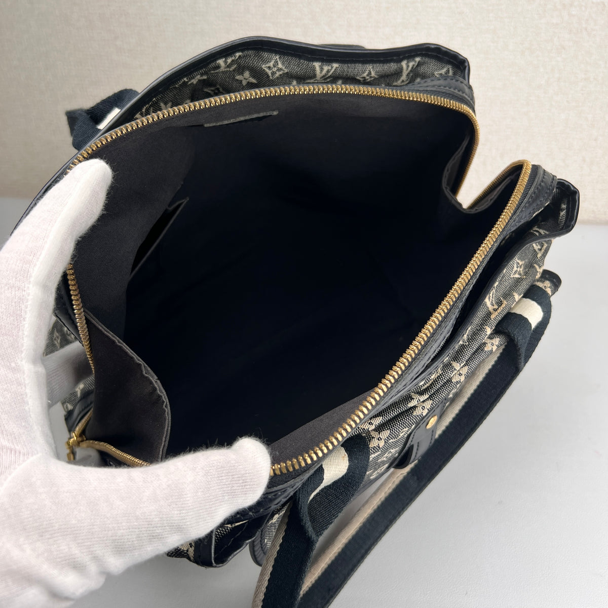 Louis Vuitton Black Handle Bags A-17825
