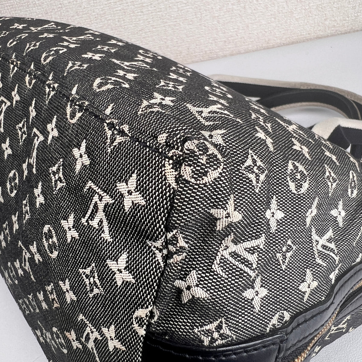 Louis Vuitton Black Handle Bags A-17825