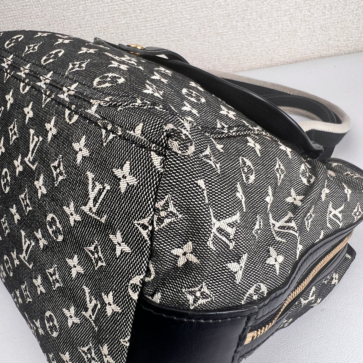 Louis Vuitton Black Handle Bags A-17825