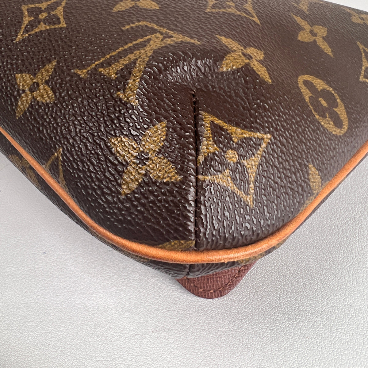 Louis Vuitton Brown Shoulder Bags A-17827