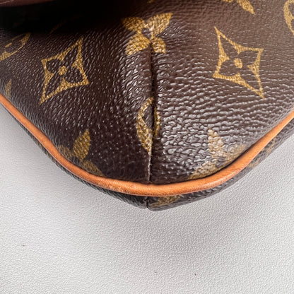 Louis Vuitton Brown Shoulder Bags A-17827