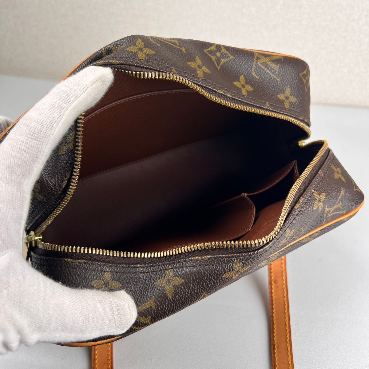 Louis Vuitton Brown Shoulder Bags A-17828