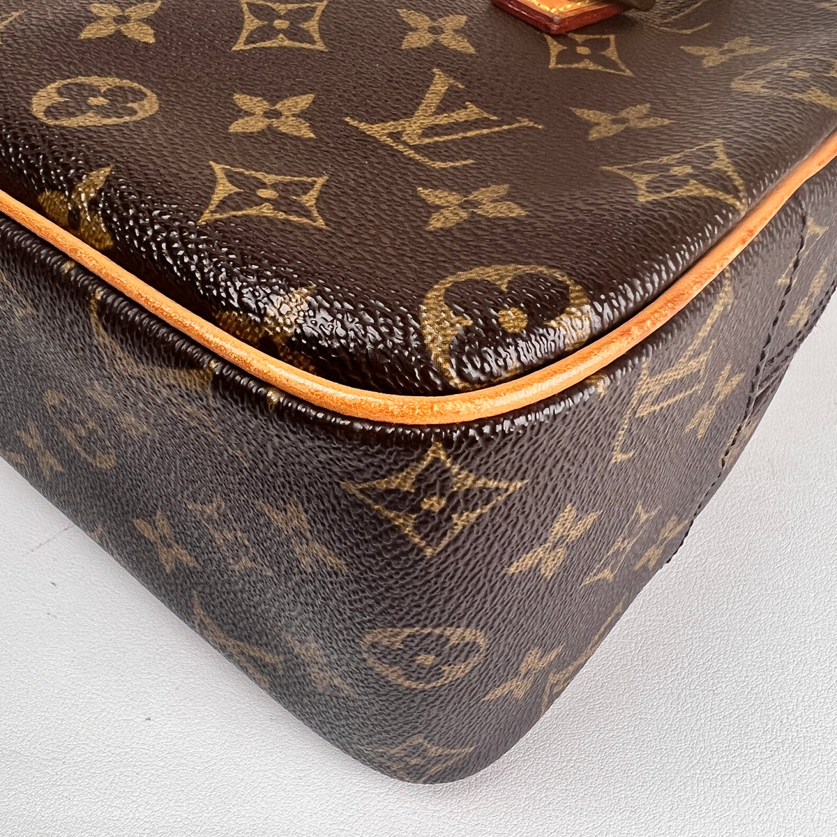 Louis Vuitton Brown Shoulder Bags A-17828