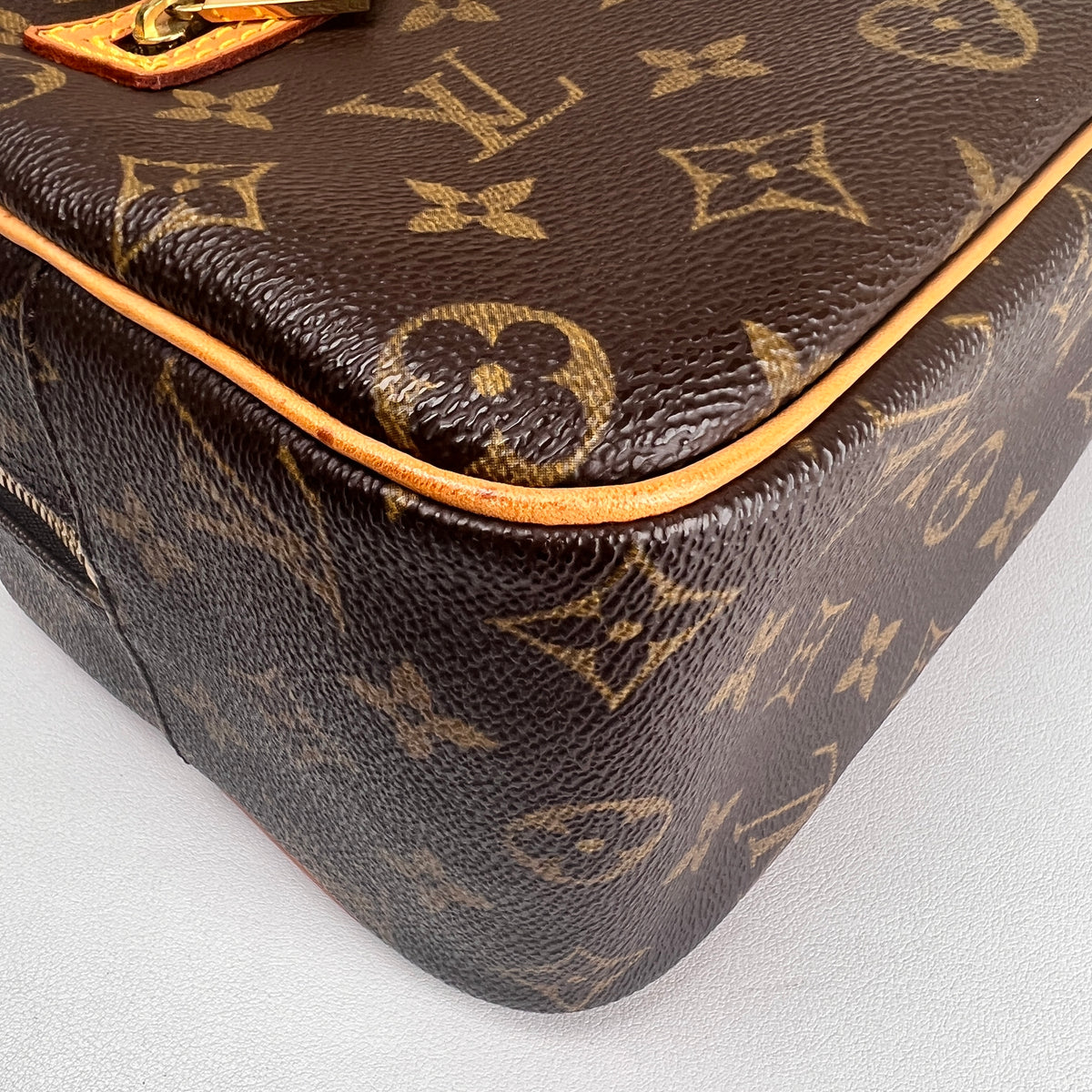 Louis Vuitton Brown Shoulder Bags A-17828