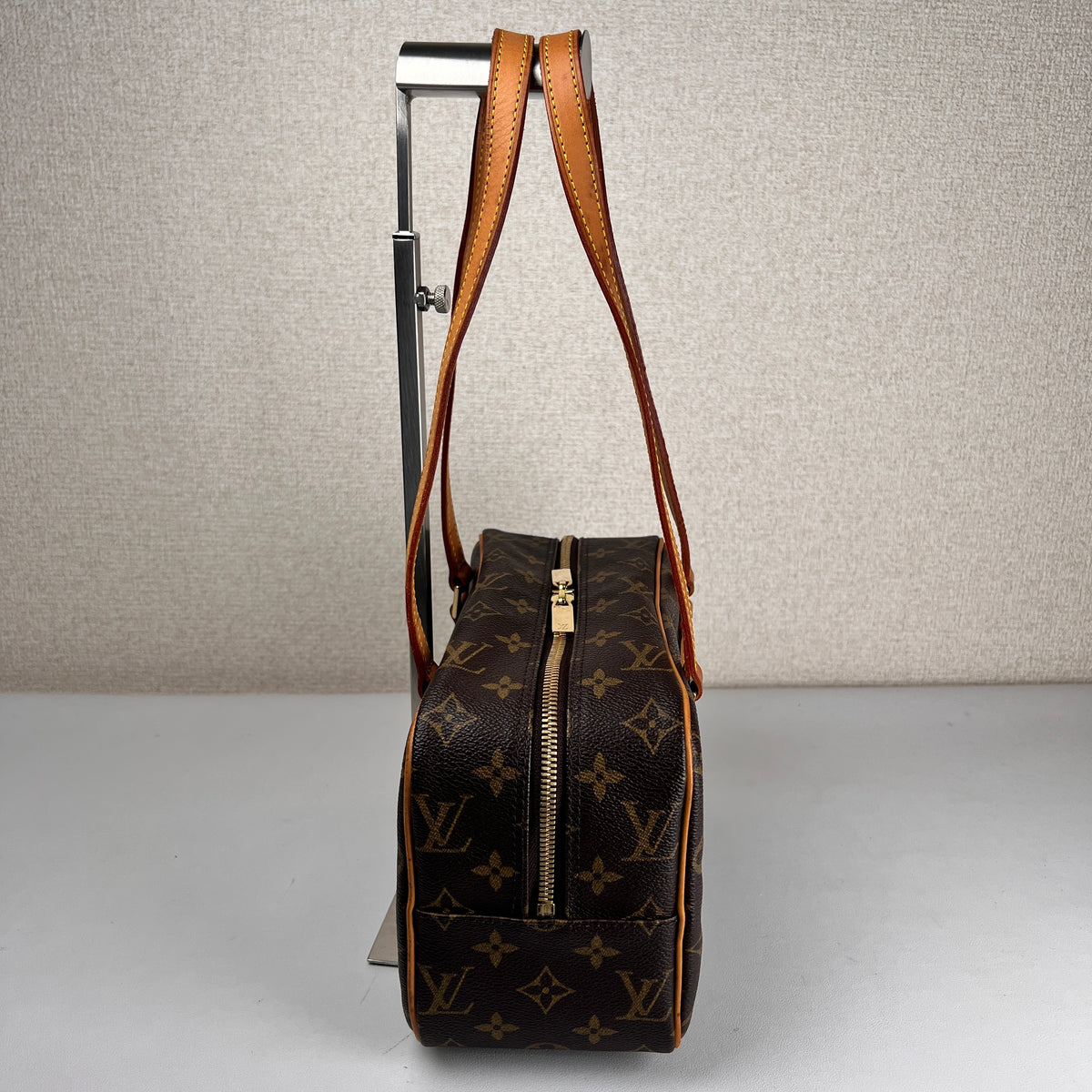 Louis Vuitton Brown Shoulder Bags A-17828