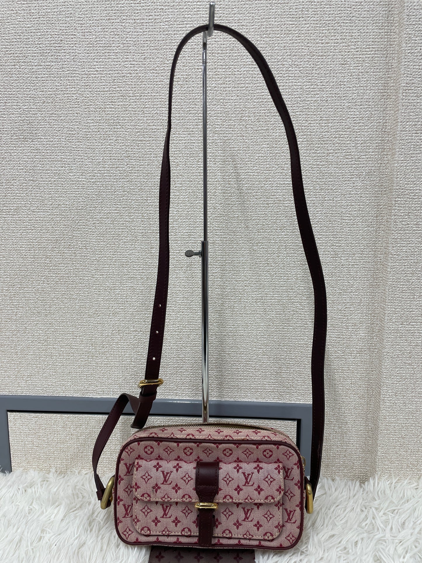 Louis Vuitton Pink Shoulder Bags A-17837