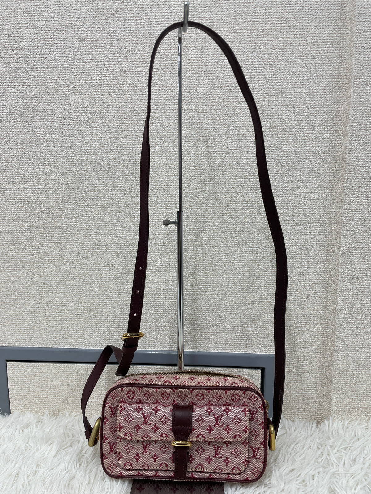 Louis Vuitton Pink Shoulder Bags A-17837