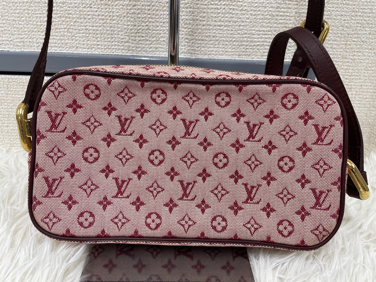 Louis Vuitton Pink Shoulder Bags A-17837