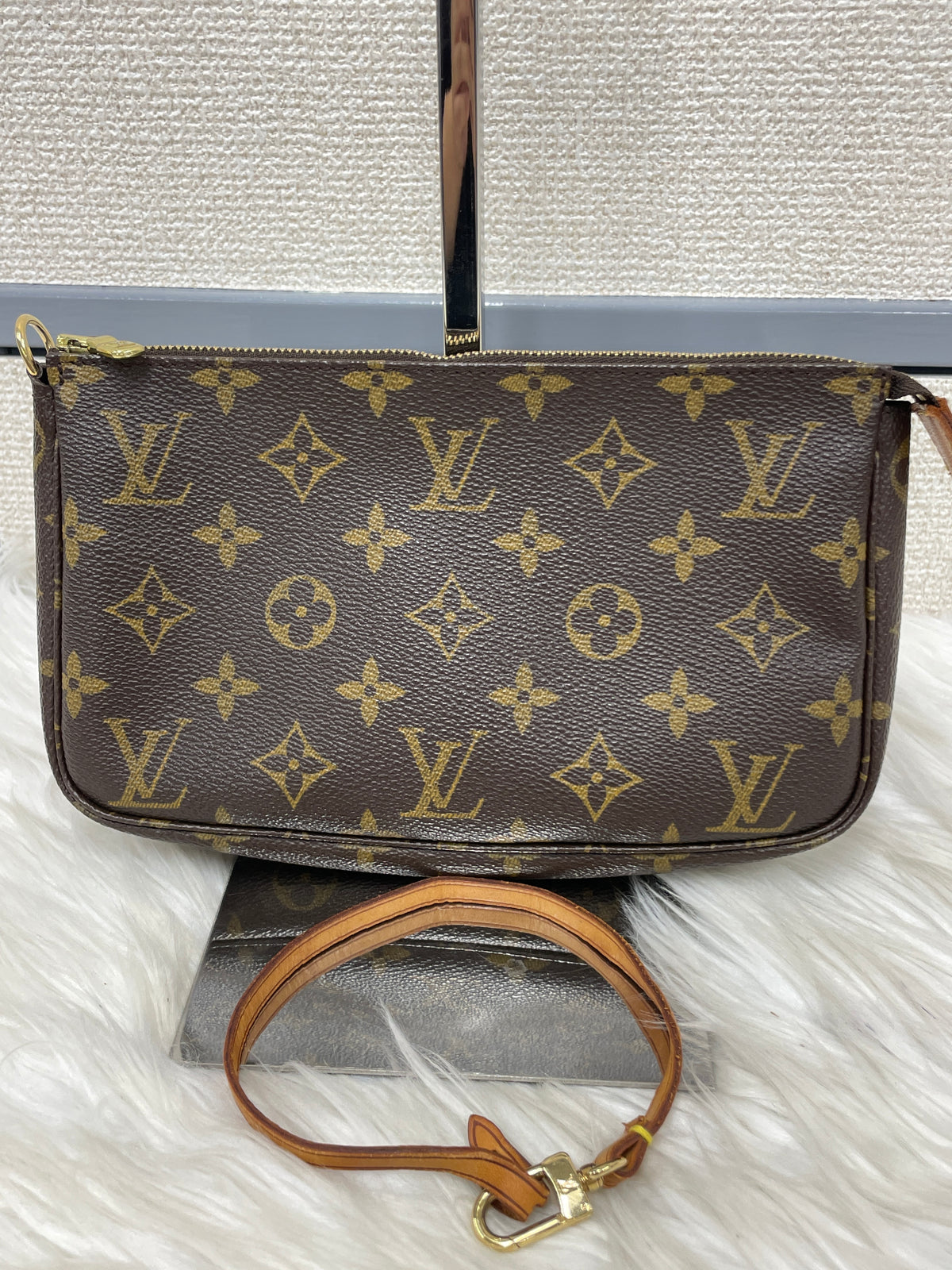 Louis Vuitton Brown Shoulder Bags A-18285