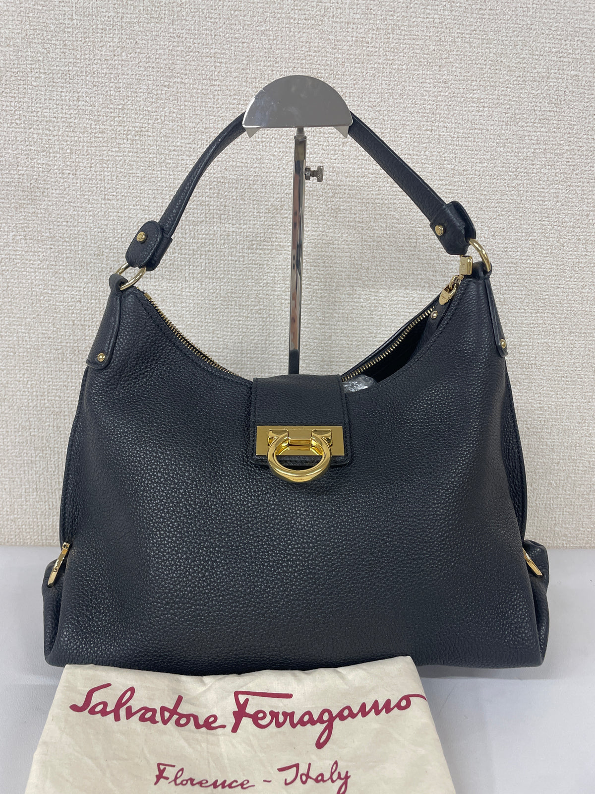 Ferragamo Black Shoulder Bags A-18336