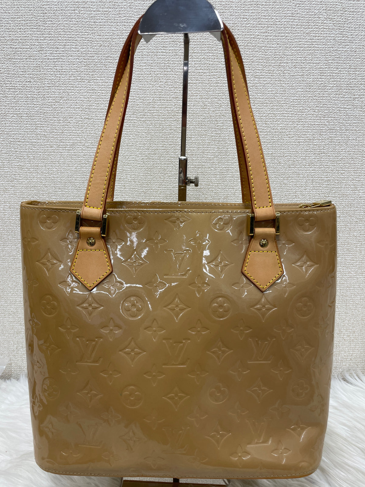 Louis Vuitton Beige Tote Bags A-18379