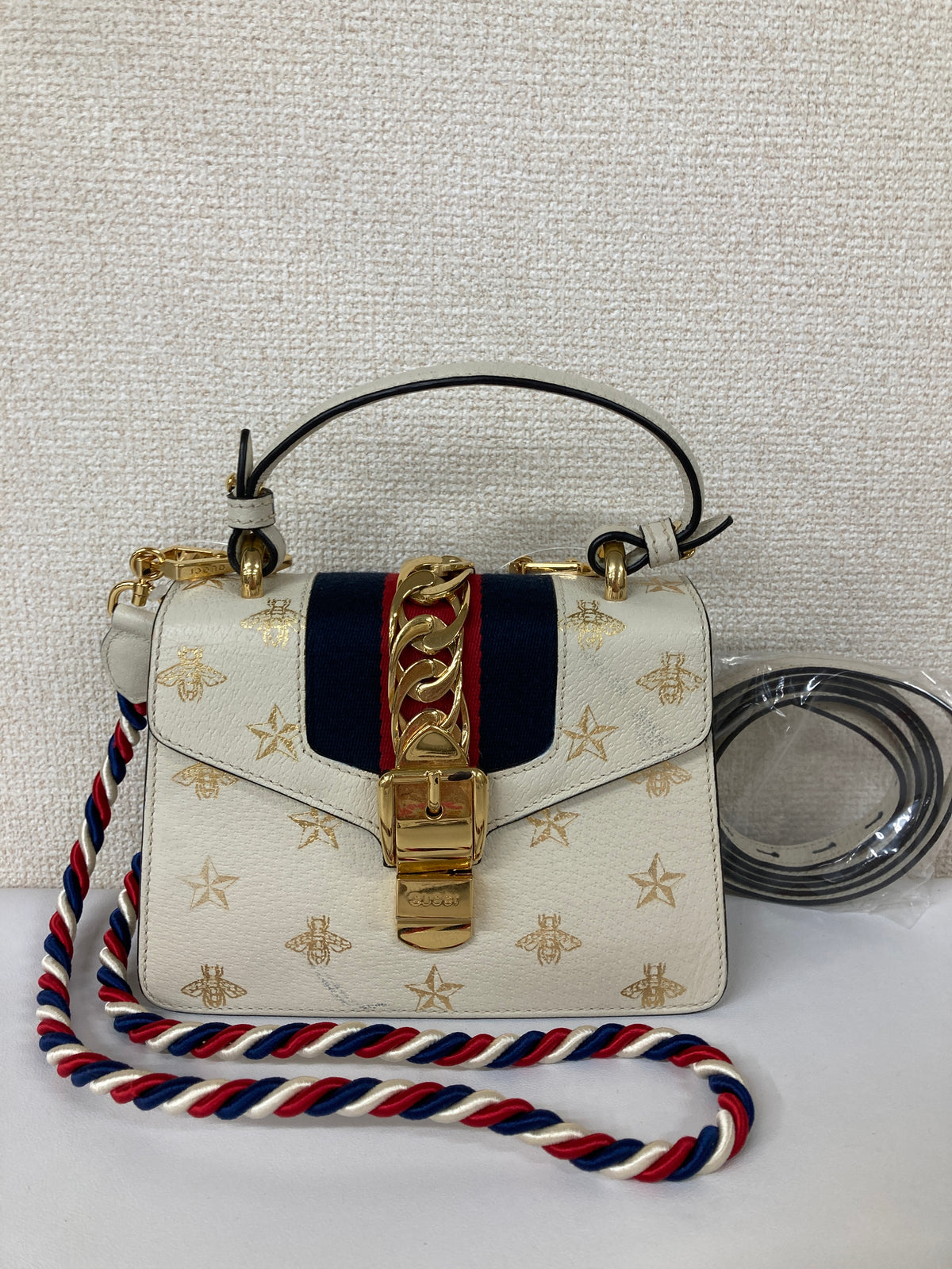 Gucci White Shoulder Bags A-18460
