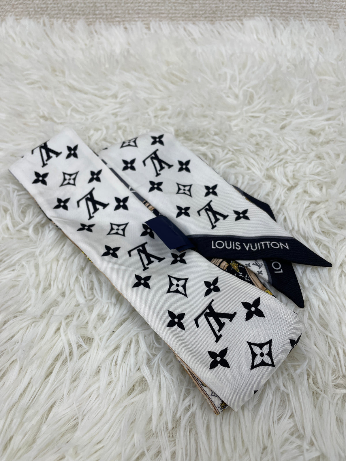 Louis Vuitton White Scarves A-18670