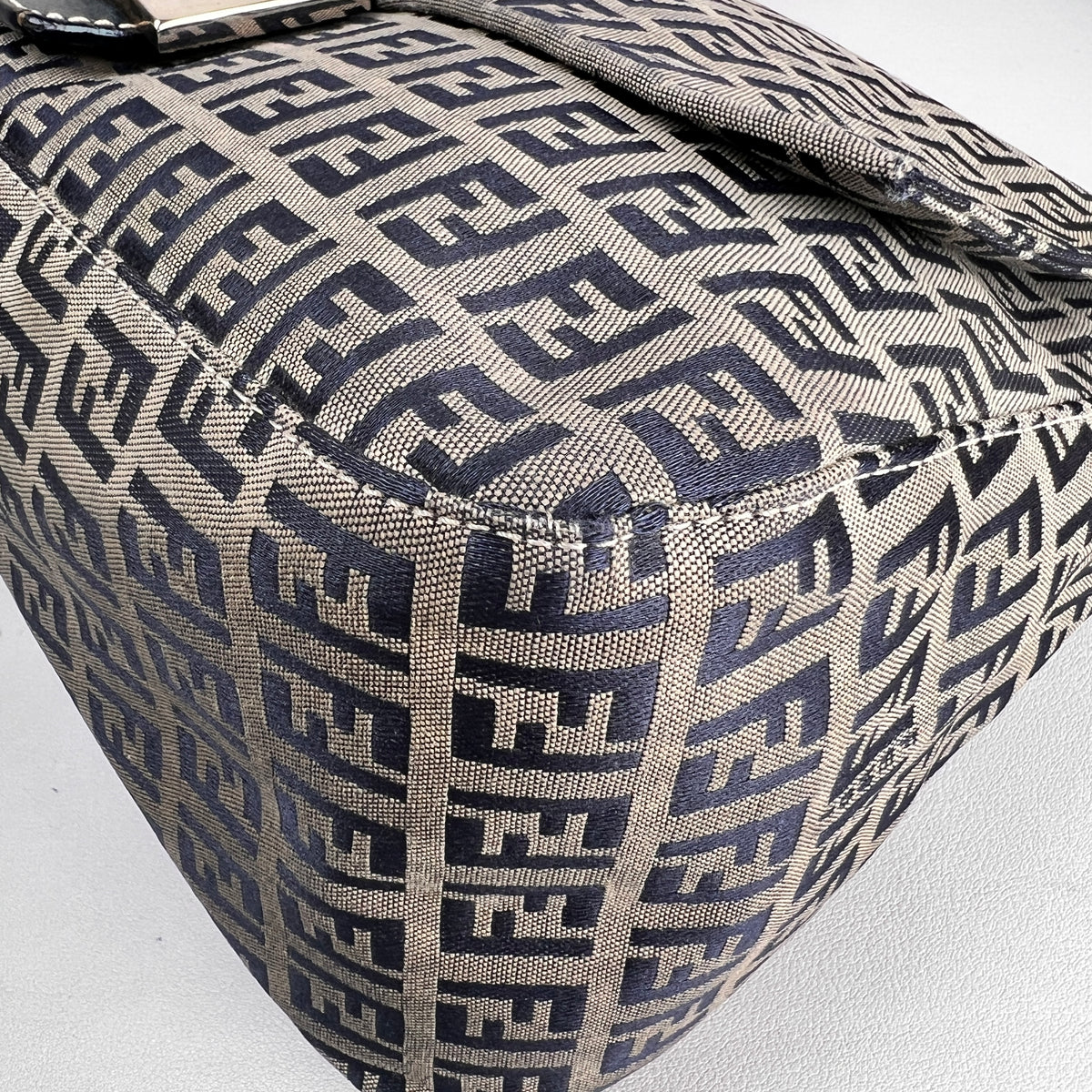 Fendi Navy Shoulder Bags A-18911