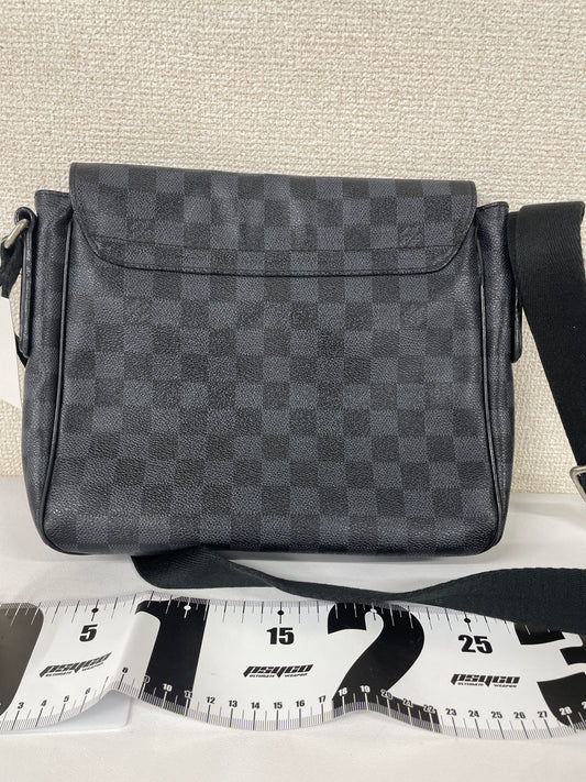 Louis Vuitton Black Shoulder Bags A-18974